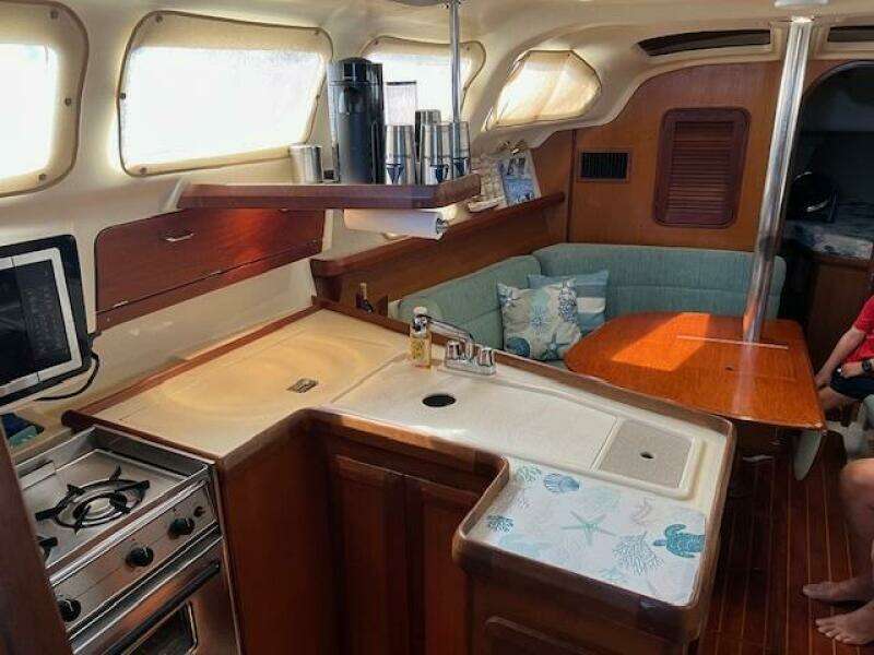 Treinta y Tres 33ft Hunter Yacht For Sale