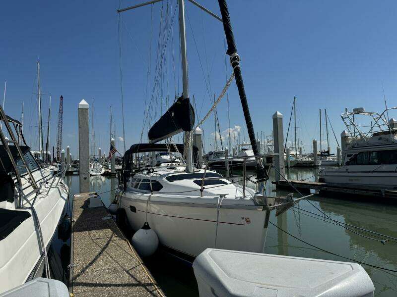 Treinta y Tres 33ft Hunter Yacht For Sale