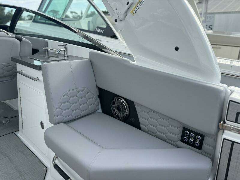 29ft Four Winns Yacht For Sale