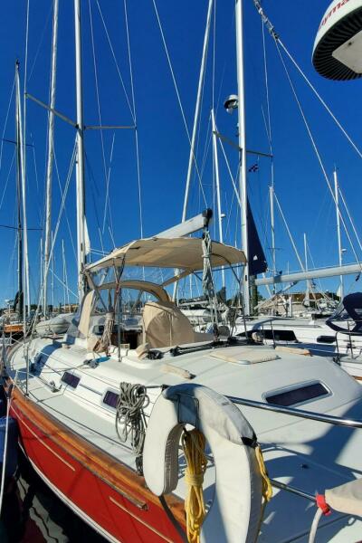 42' 2001 Moody 42 Center Cockpit