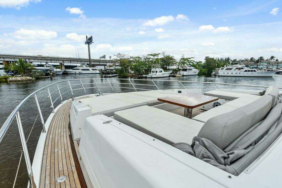 72ft Azimut Yacht For Sale