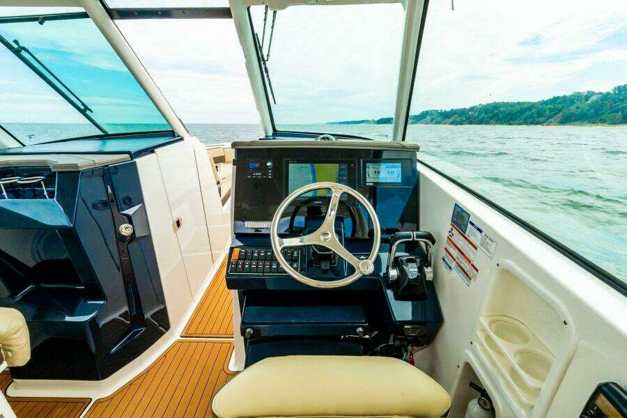 29ft Pursuit Yacht For Sale