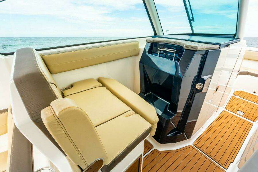 29ft Pursuit Yacht For Sale
