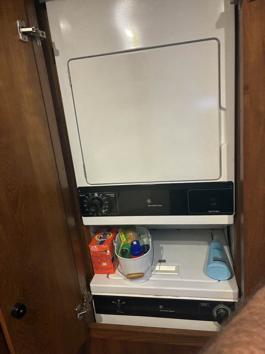 44' 1995 Carver 440 Aft Cabin