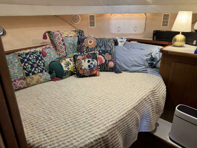 Carver 440 Aft Cabin
