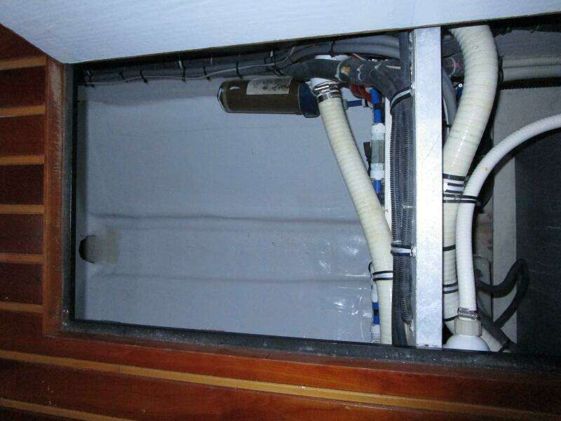 Aft Salon Bilge Aft Salon Bilge