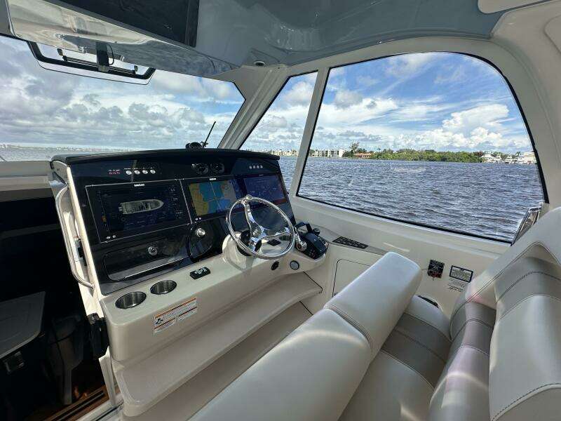 38ft Boston Whaler Yacht For Sale