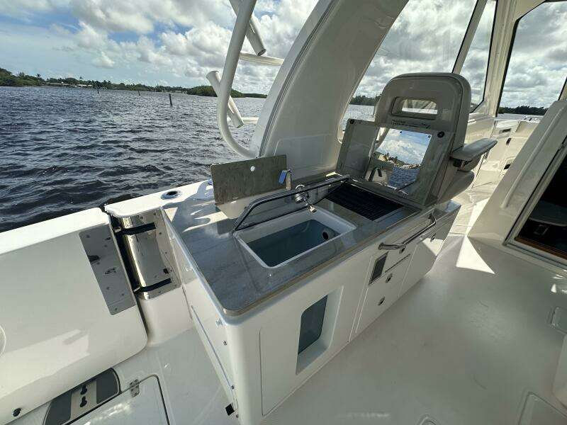 38ft Boston Whaler Yacht For Sale