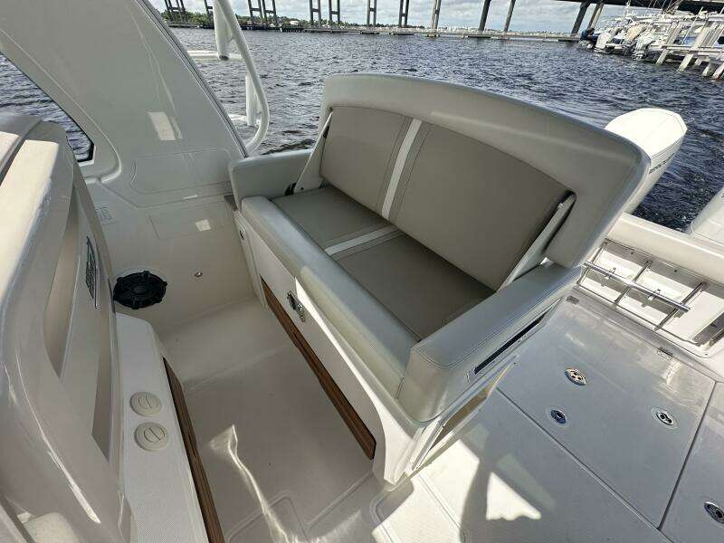38ft Boston Whaler Yacht For Sale