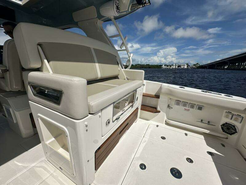 38ft Boston Whaler Yacht For Sale