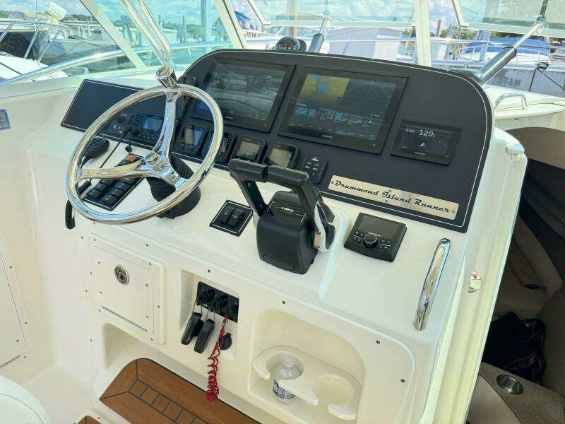34ft Pursuit Yacht For Sale