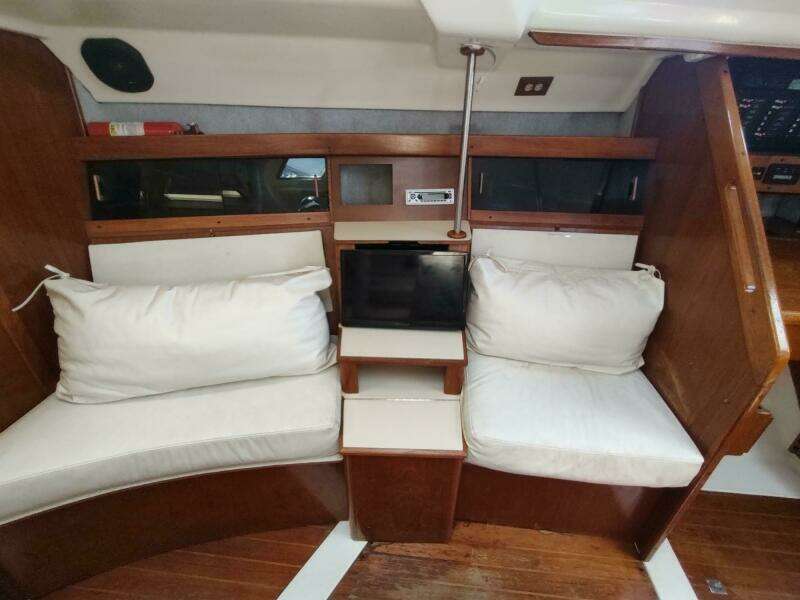 TOO CHUFFED 37ft Hunter Yacht For Sale