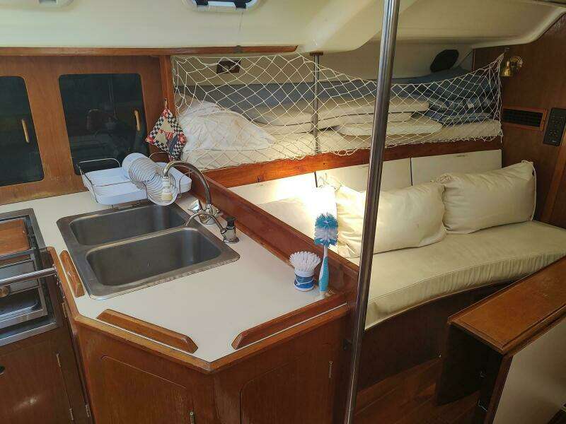 TOO CHUFFED 37ft Hunter Yacht For Sale
