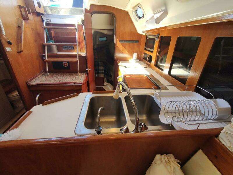TOO CHUFFED 37ft Hunter Yacht For Sale