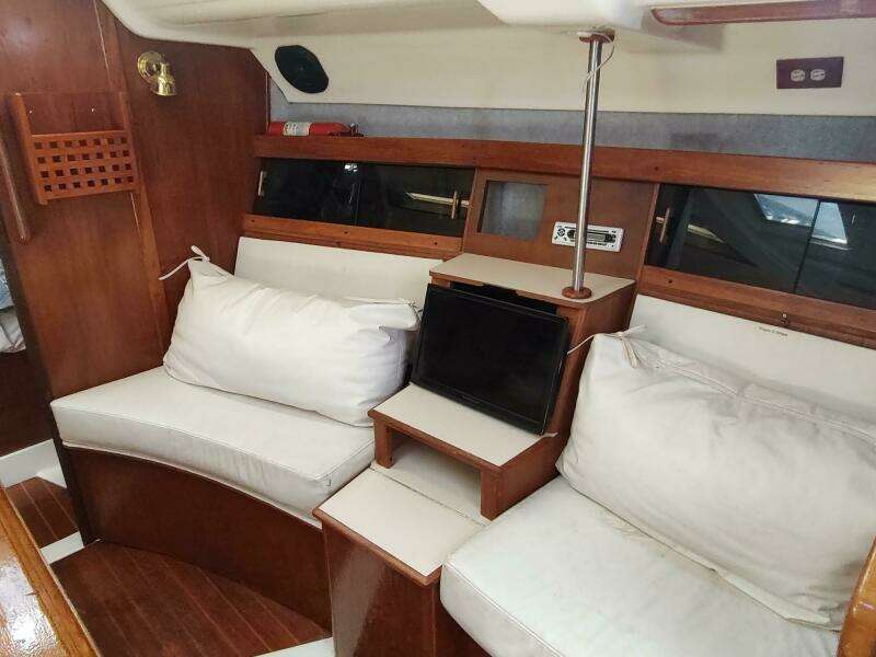 TOO CHUFFED 37ft Hunter Yacht For Sale