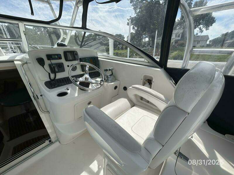 31' Boston Whaler helm1