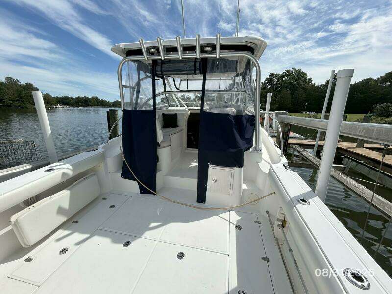 31' Boston Whaler cockpit forward