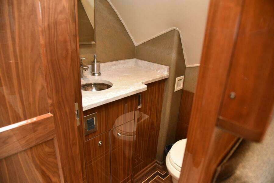 2017 Viking 80 Skybridge 