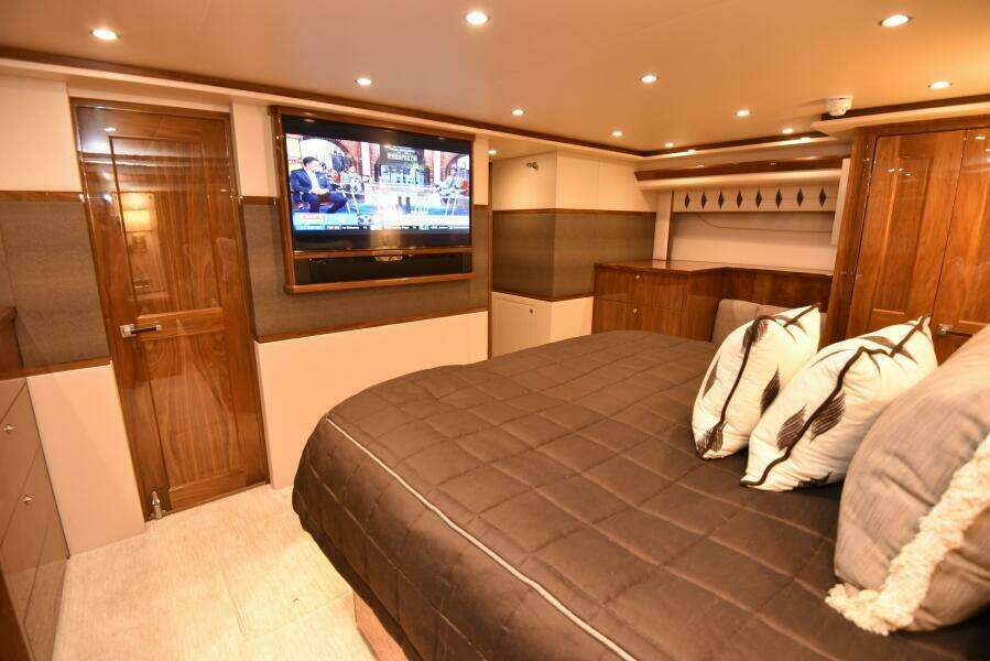 2017 Viking 80 Skybridge 