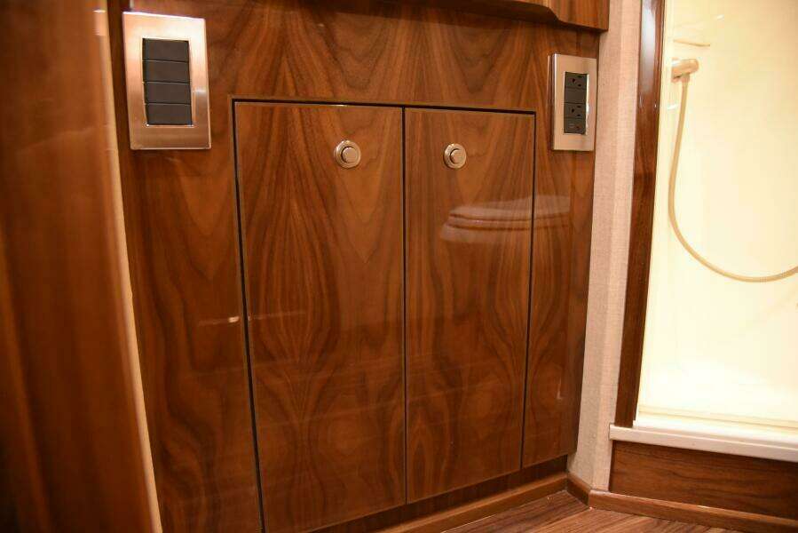 2017 Viking 80 Skybridge 