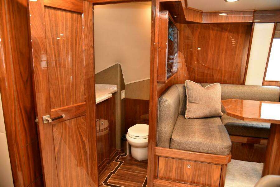 2017 Viking 80 Skybridge 