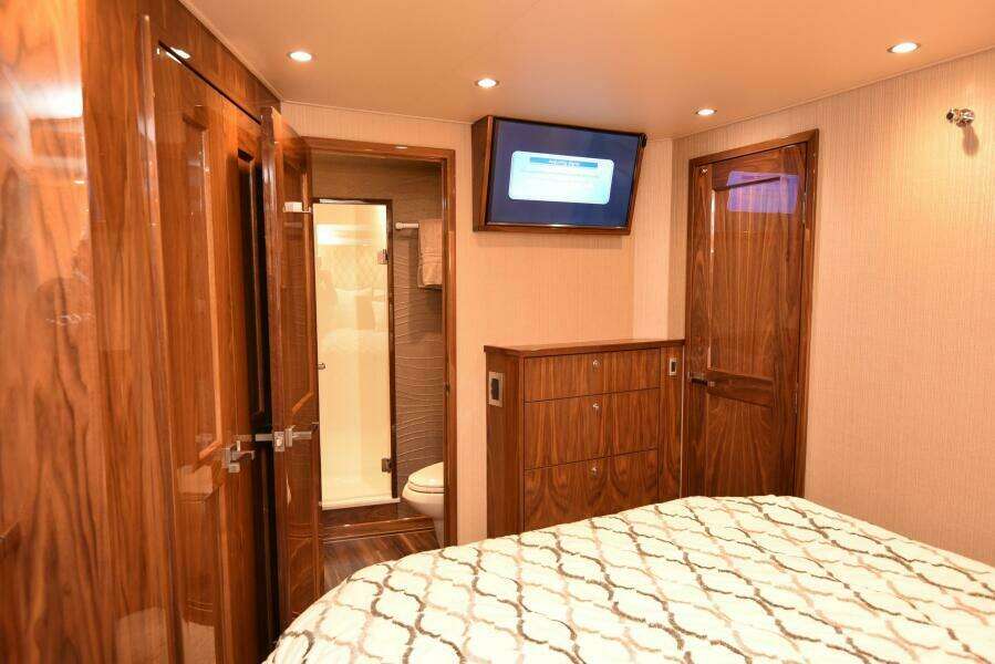 2017 Viking 80 Skybridge 