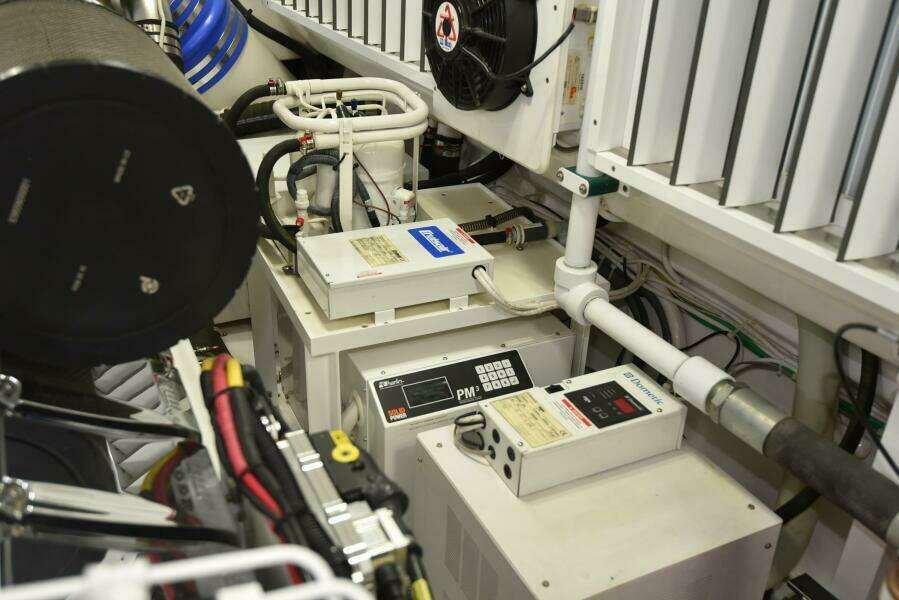 2017 Viking 80 Skybridge 