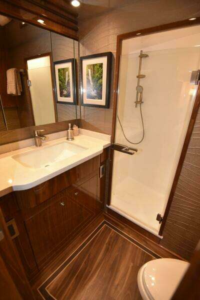 2017 Viking 80 Skybridge 