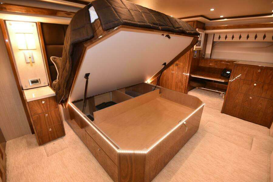 2017 Viking 80 Skybridge 