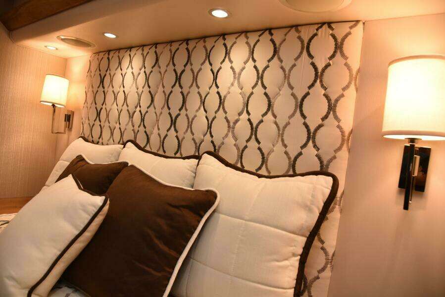 2017 Viking 80 Skybridge 