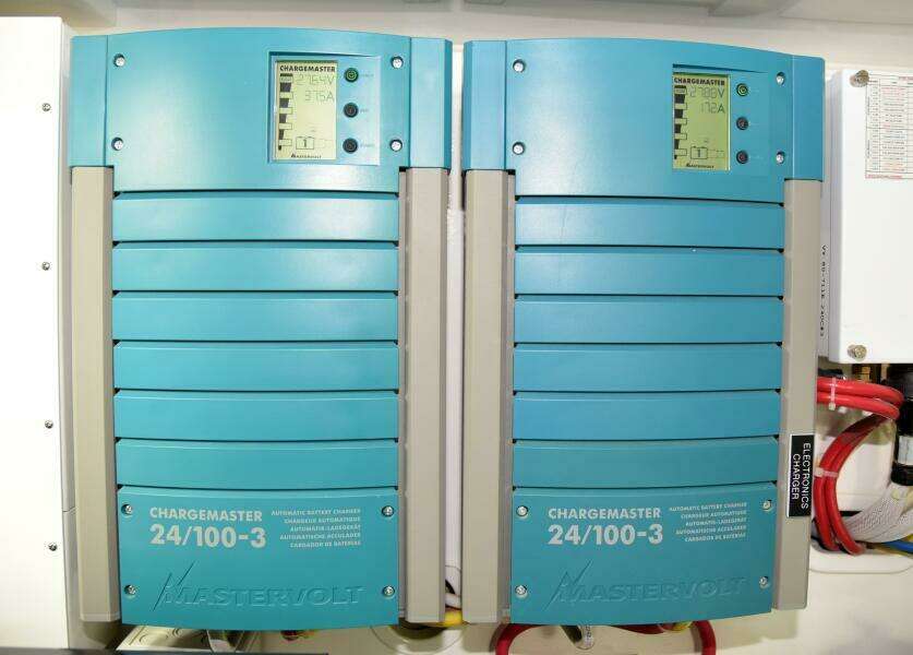 2017 Viking 80 Skybridge 