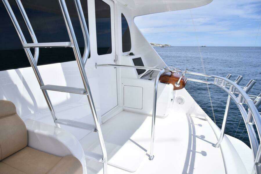 2017 Viking 80 Skybridge 