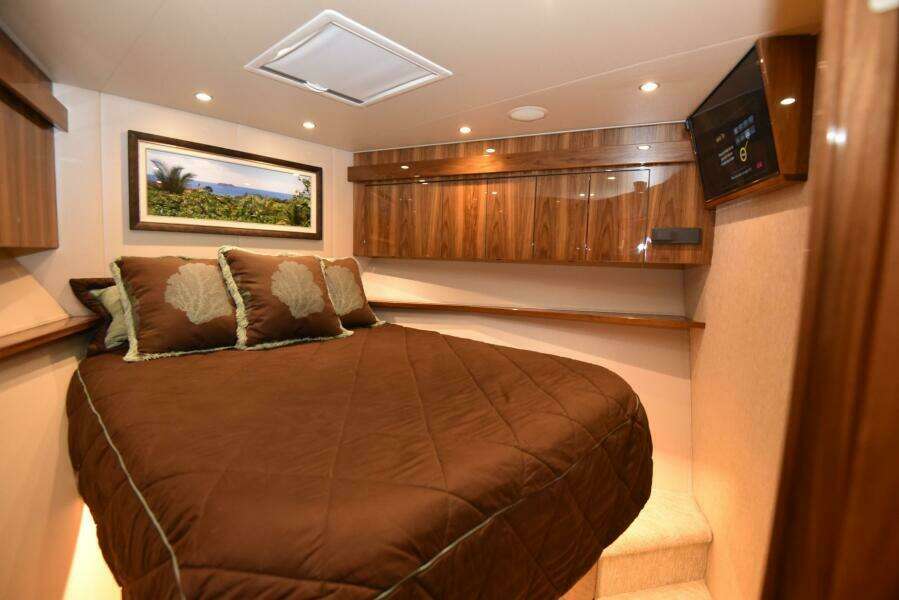 2017 Viking 80 Skybridge 