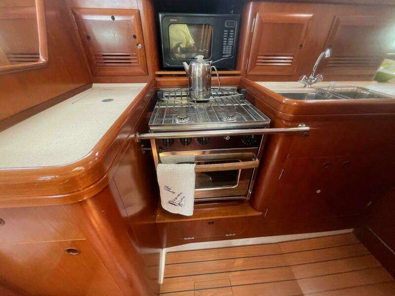 At Last 43ft Beneteau Yacht For Sale