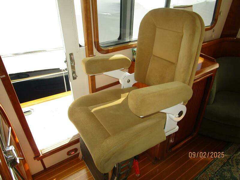 40' Legacy lower helm helmseat