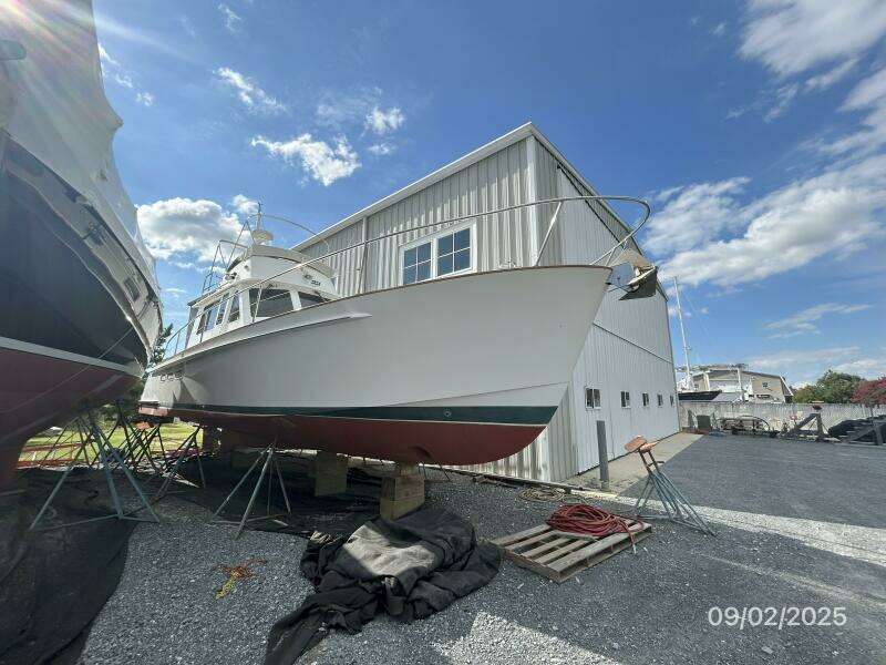 40' Legacy starboard forward profile
