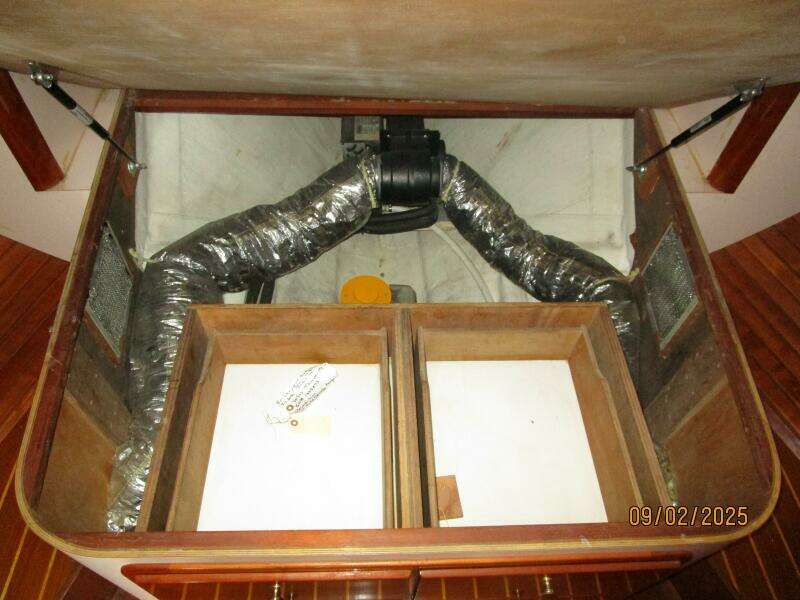 40' Legacy master stateroom berth storage