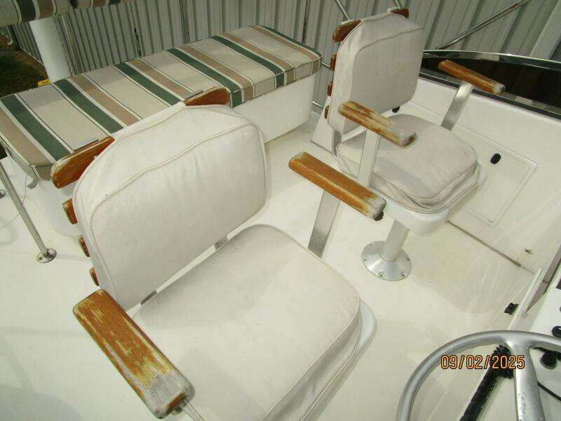40' Legacy flybridge helmseats
