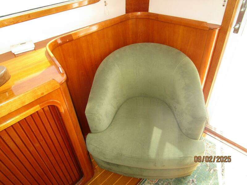 40' Legacy salon starboard seating