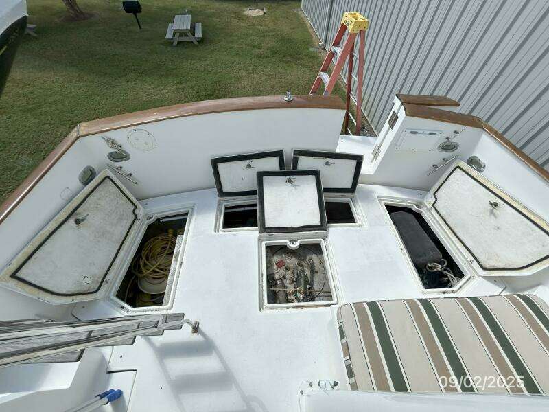 40' Legacy lazarette access