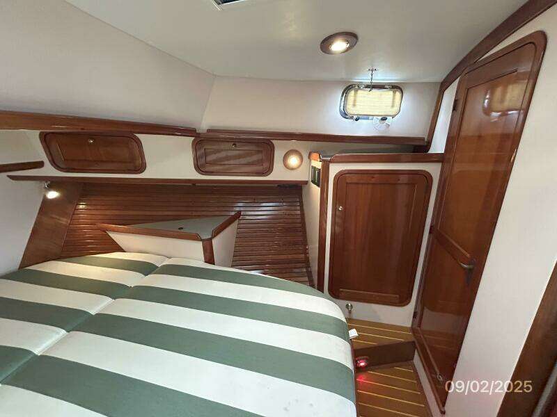 40' Legacy master stateroom starboard