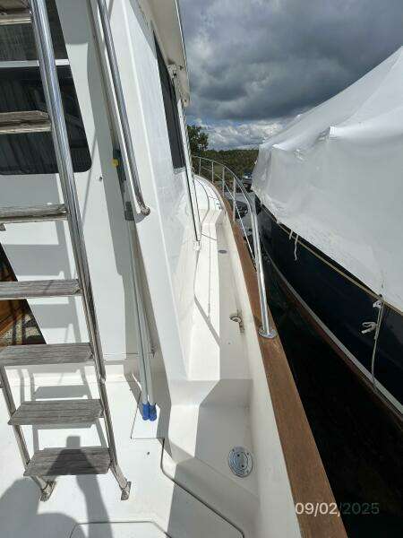 40' Legacy starboard side deck2