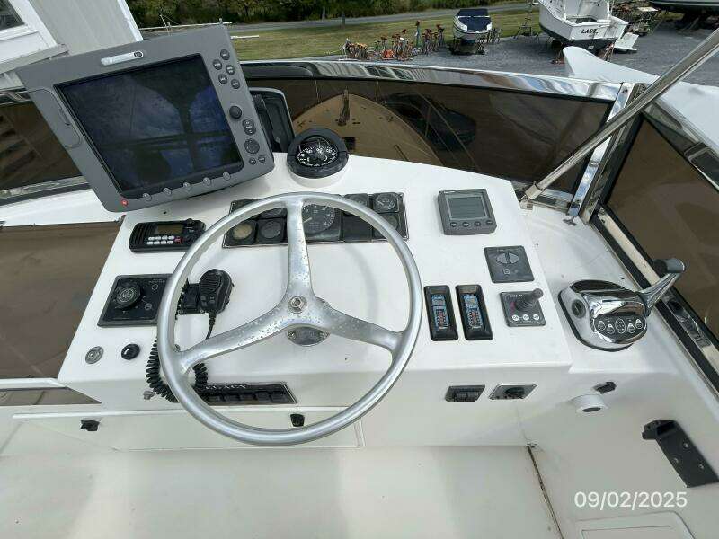 40' Legacy flybridge helm2