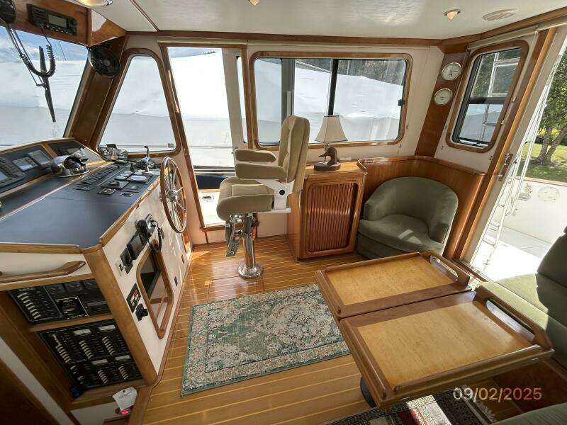 40' Legacy salon starboard