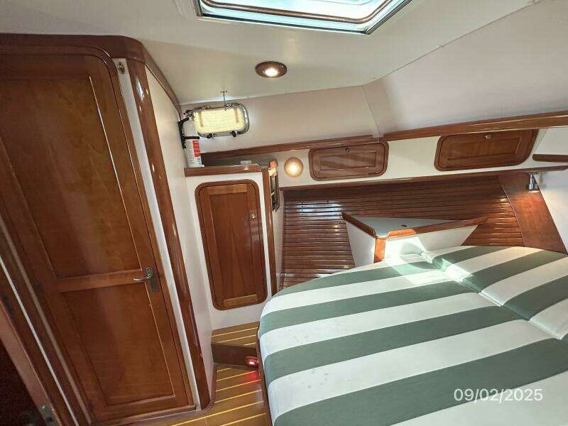 40' Legacy master stateroom port