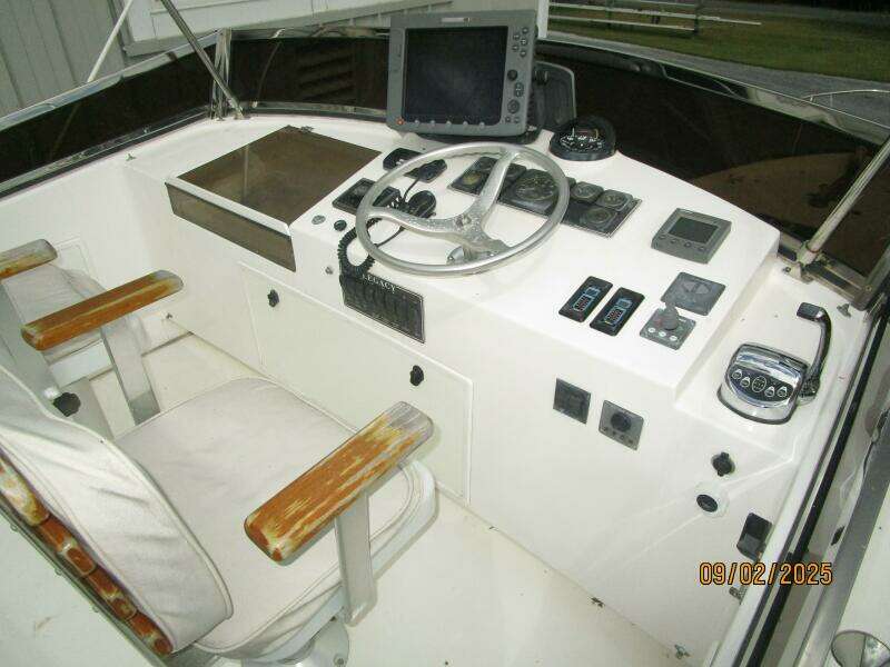 40' Legacy flybridge helm1