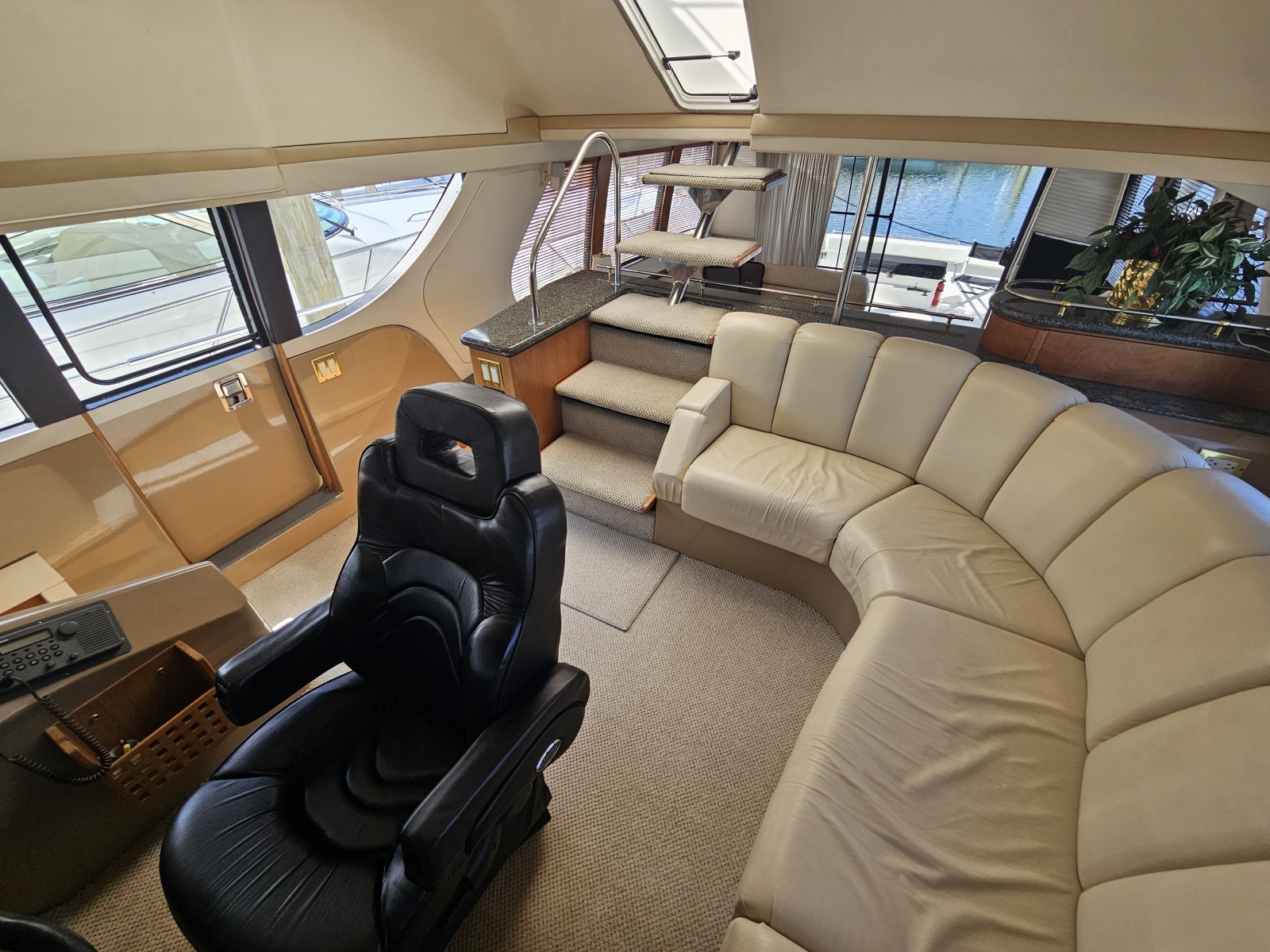 53' 1999 Carver 530 Voyager