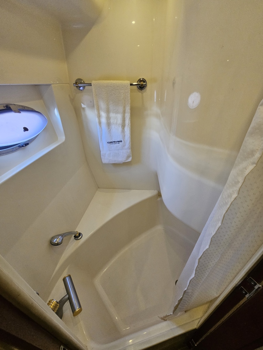 53' 1999 Carver 530 Voyager
