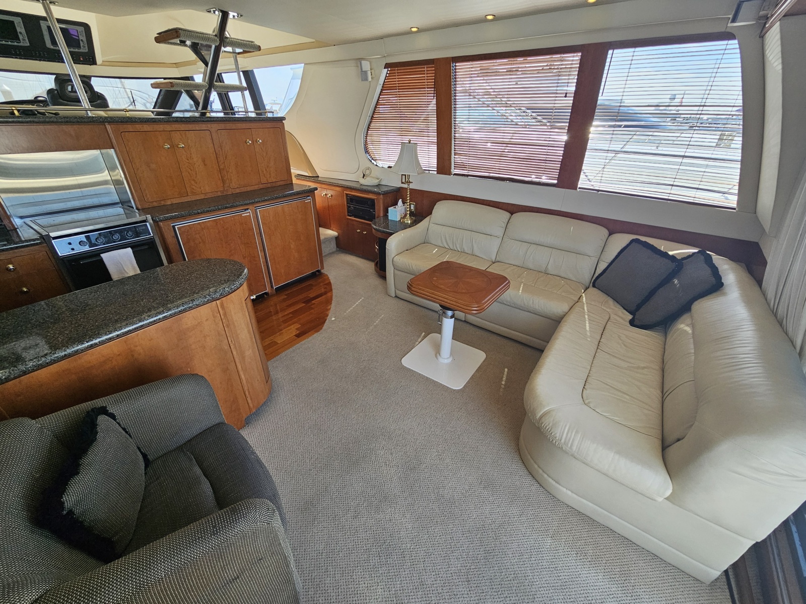 53' 1999 Carver 530 Voyager