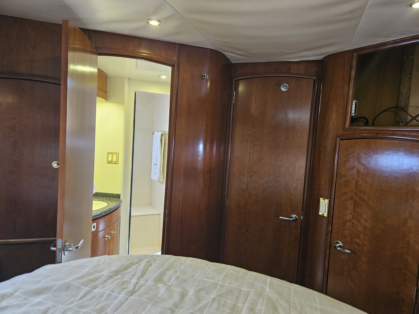 53' 1999 Carver 530 Voyager